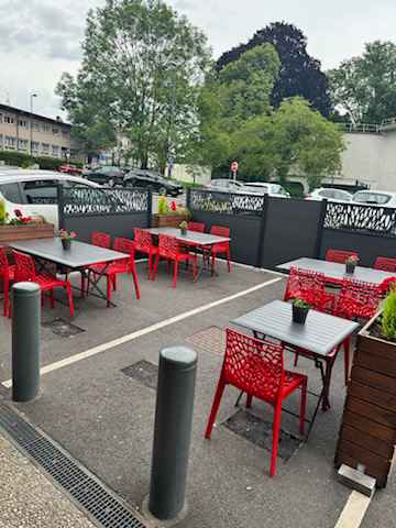 Terrasse extérieure de la pizzeria D'pizza de Saint-Max